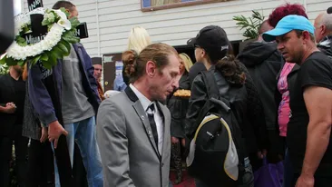 Cum a apărut Mircea Solcanu la înmormântarea lui Răzvan Ciobanu: și-a lăsat părul lung și e prins în coadă