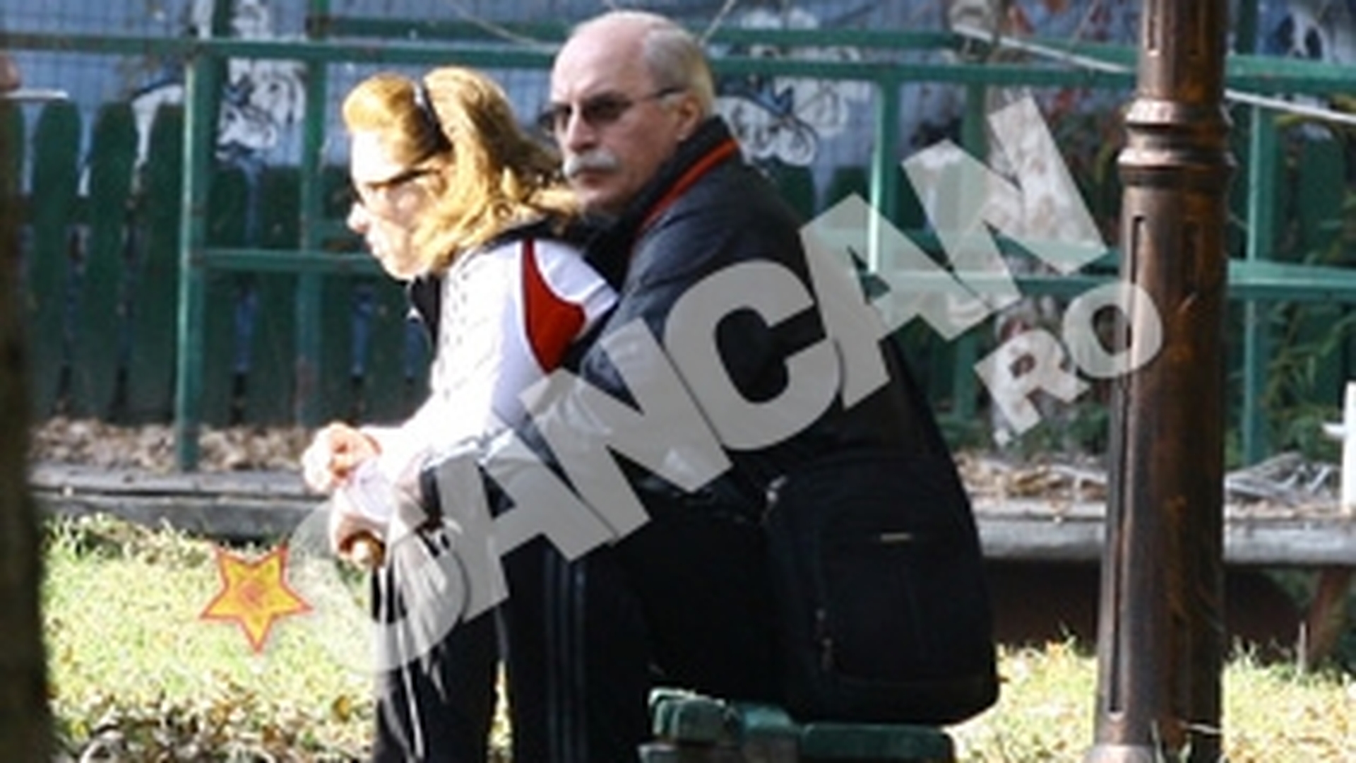 Octavian Bellu si-a scos sotia la o plimbare in parc! Au mancat covrigi, iar Mariana Bitang nu si-a putut invinge marele viciu: fumatul