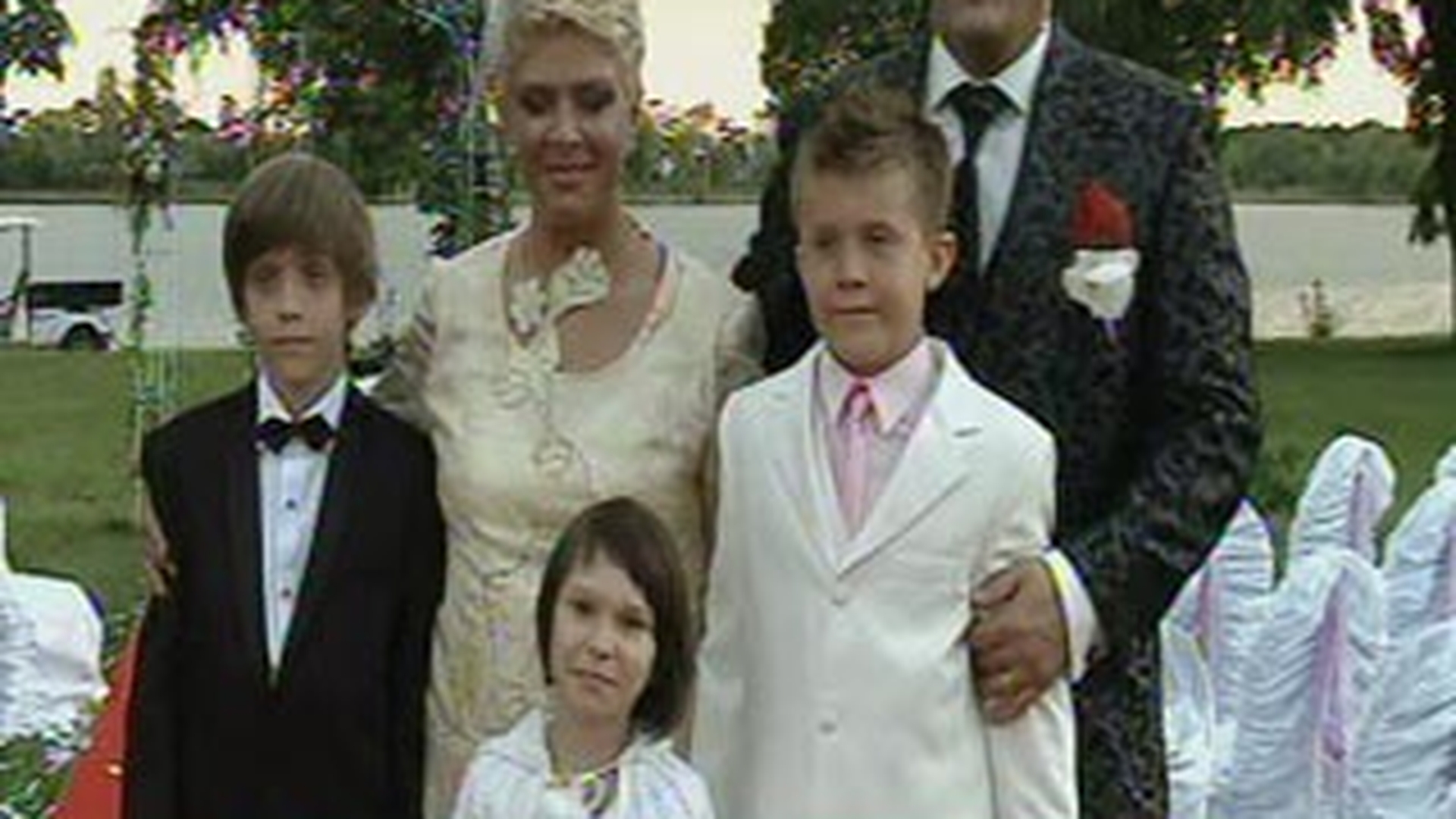 Teo Trandafir s-a abtinut cu greu sa nu planga la nunta! Baietii mirelui au fost cat pe ce sa rateze ceremonia!
