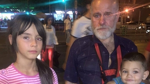 Acest bărbat a ajuns să cerşească pe străzi alături de cei doi nepoţi ai săi! Povestea e cutremurătoare