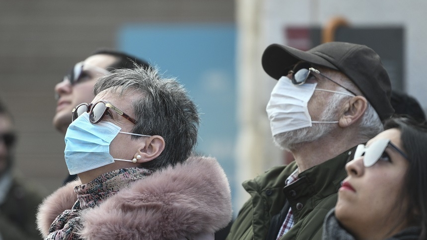 Masca de protecție poate cauza probleme. Sfaturi utile de la dermatologi