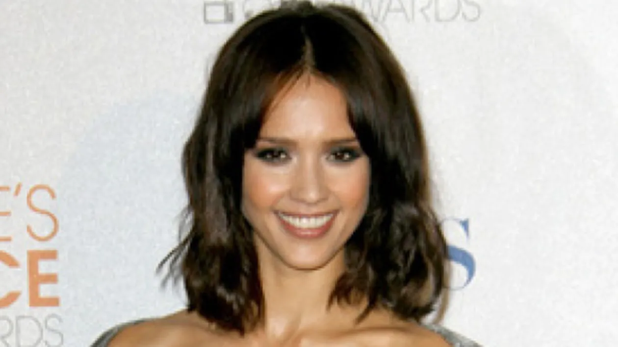 Jessica Alba, cea mai sexy mămică de la Hollywood? Desi a născut doi copii, actriţa arată perfect in costum de baie