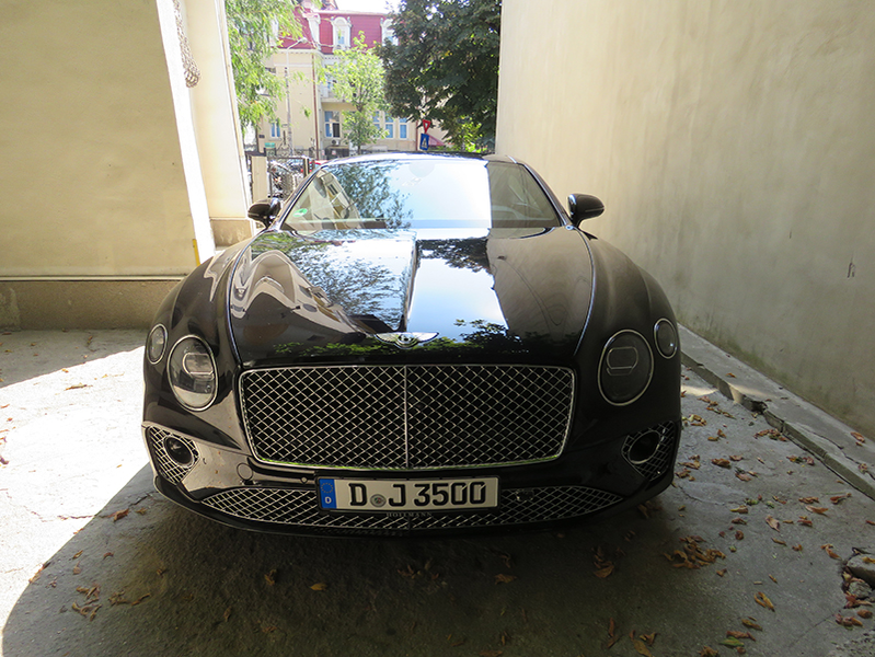 Bentley-ul de 200.000 de euro pe care Joseph i l-a împrumutat Biancăi