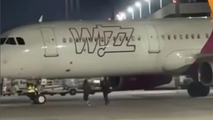 Haos total pe aeroportul din Köln. Doi români au forțat o ieșire de urgență și au alergat pe pistă după avion
