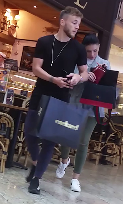 Cristina pune banii pe care i-a primit de la Alex în geantă
