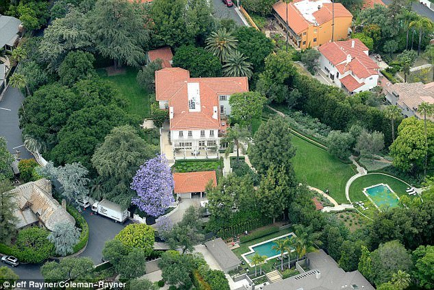 După ce a început să urmeze un tratament controversat, ANGELINA JOLIE arată mai bine ca niciodată! Cum a fost fotografiată