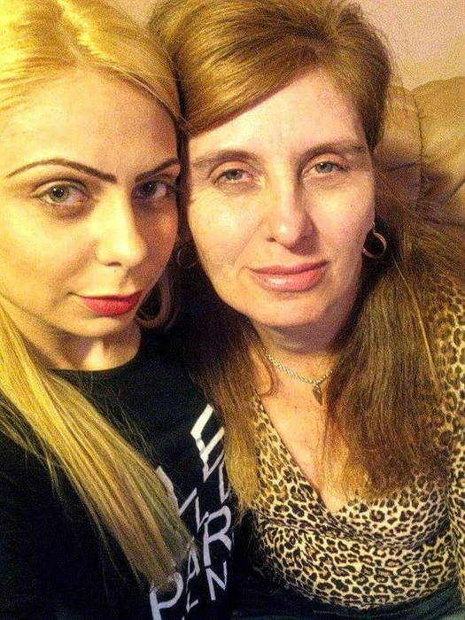 Gabriela, alături de mama ei