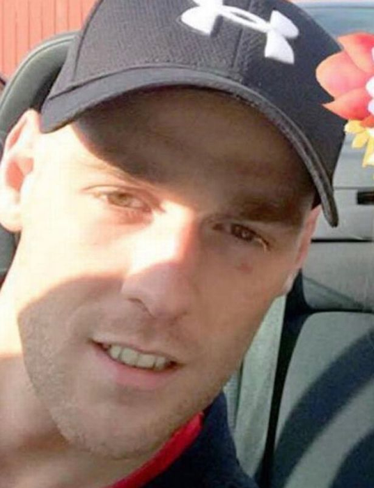 Un bărbat și-a bătut iubita și i-a spart trei dinți din cauză că a schimbat poza de pe Facebook și el nu mai apărea în ea