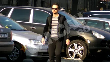 Dani, nehotarat client! A probat o jumatate de ora mai multe perechi de ochelari de soare, dar nu l-a convins niciuna!