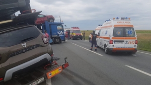 VIDEO. Grav accident în lanț pe DN 65, la Priseaca, Olt. Un bărbat a murit. Sunt implicate 19 persoane și șase autovehicule. A fost activat Planul Roșu