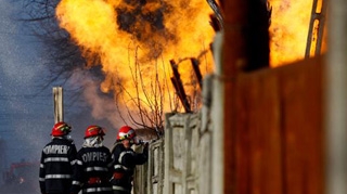 Explozie intr-un bloc din Slatina! Un ranit, patru apartamente si trei masini, distruse!