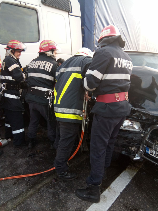 Doi răniți grav în urma impactului dintre un tir și un autoturism pe Valea Ursului, în Argeș