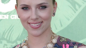 Scarlett Johansson va petrece Revelionul mancand pizza si uitandu-se la filme