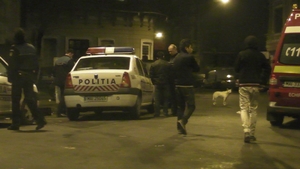 Scandal mare in zona Armeneasca: numai politia a putut sa-l opreasca pe un sot care a inceput sa-si ia nevasta la bataie