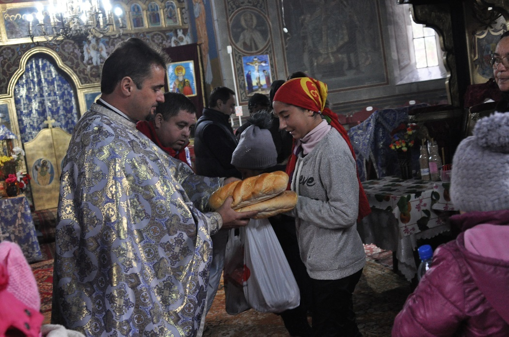 "Dacă vrei să-ţi salvezi sufletul, îl împrumuţi pe Hristos şi faci milostenie”, spune părintele Aristide