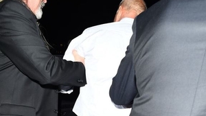 Imagini uluitoare cu Bruce Willis! Beat mort, cărat de bodyguarzi până la mașină! Ce a spus actorul tot drumul