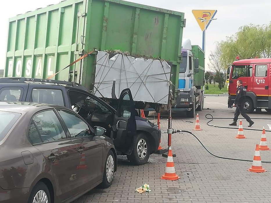 O remorcă desprinsă în mers a făcut ravagii într-o benzinărie. Trei persoane au ajuns la spital