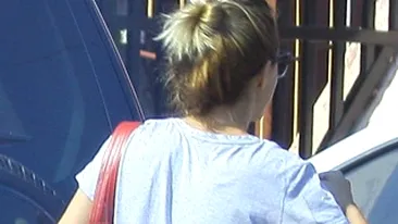 Cine-i blonda sexy ascunsa in spatele acestor haine lalai?