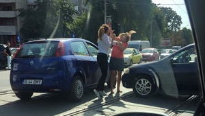 Imagini halucinante! Doua soferite s-au luat la bataie in mijlocul unui bulevard din Bucuresti!