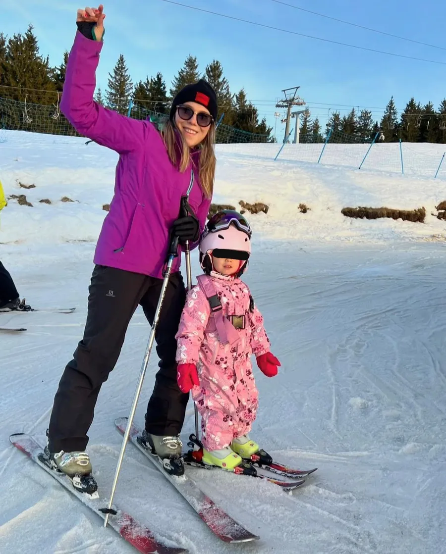 Monica Roșu și fiica ei, Alia, la schi