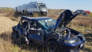 O mașină a fost spulberată de tren în Argeș. O femeie a ajuns la spital - VIDEO