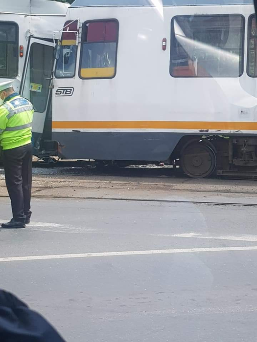 Două tramvaie s-au ciocnit frontal în Capitală. 7 persoane au fost rănite