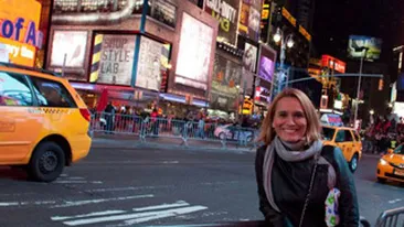 Andreea Esca l-a asteptat pe Mos Nicolae la New York: As fi fericita sa traiesc aici pentru ca nu m-ar intreba nimeni de ce nu port ciorapi iarna