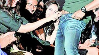 Pe Akshay Kumar il puteti vedea de vineri in filmul "Housefull", din cadrul colectiei "MARI FILME INDIENE", lansata de CANCAN. L-a dezbracat nevasta in public