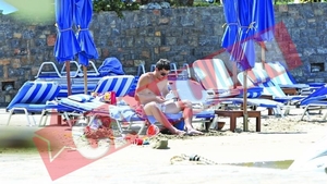 Cosmin Contra se delecteaza cu Nora Roberts in Creta