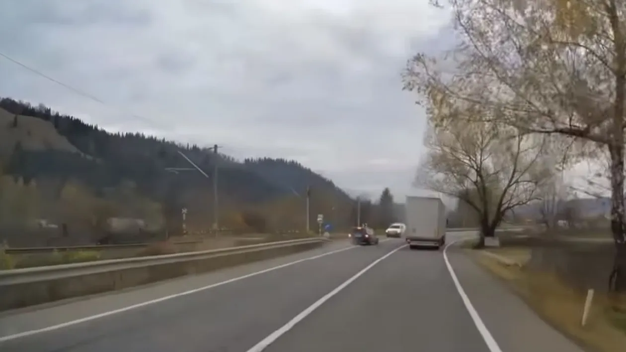 Șoferul filmat în Suceava când depășește pe linie continuă, în curbă, a mers la Poliție pentru a-și recunoaște fapta