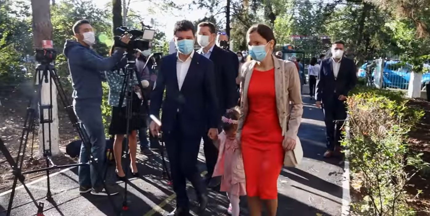 Cu ce se ocupă Mirabela Grădinaru, soţia lui Nicușor Dan! Noul primar general al Capitalei a cunoscut-o în timpul facultății pe cea care i-a dăruit o fetiță