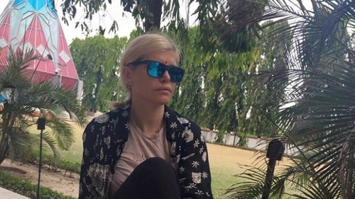 LOREDANA GROZA, fără pic de machiaj la 45 de ani! Vouă vi se pare că îşi arată vârsta?