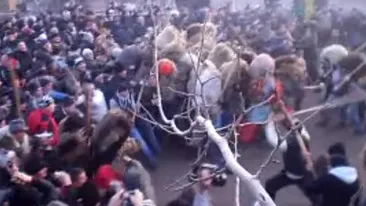 Bice în loc de bâte! S-a schimbat regula la Ruginoasa! Bătăuşii vor fi păziţi de 200 de jandarmi! Atenţie imagini şocante!