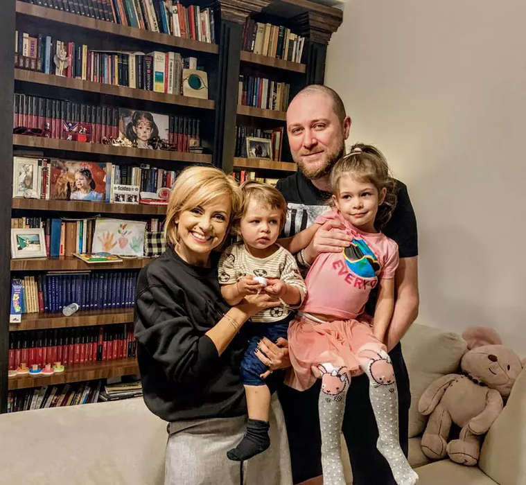 Recunoști fetița adorabilă din imagine?! Acum este una dintre cele mai iubite prezentatoare TV