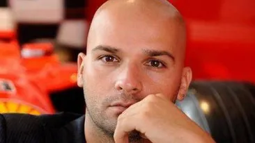 Se apropie Craciunul, iar el e tot timpul trist! Nici magia Sarbatorilor nu a reusit sa-i aduca zambetul pe buze lui Andrei