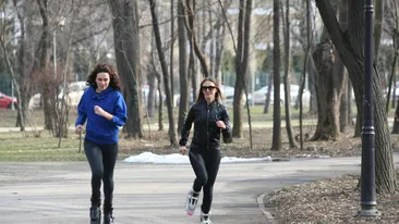 Imagini fierbinti cu Adela Popescu! Uite ce e in stare sa faca in public ca sa se mentina intr-o forma sexy!