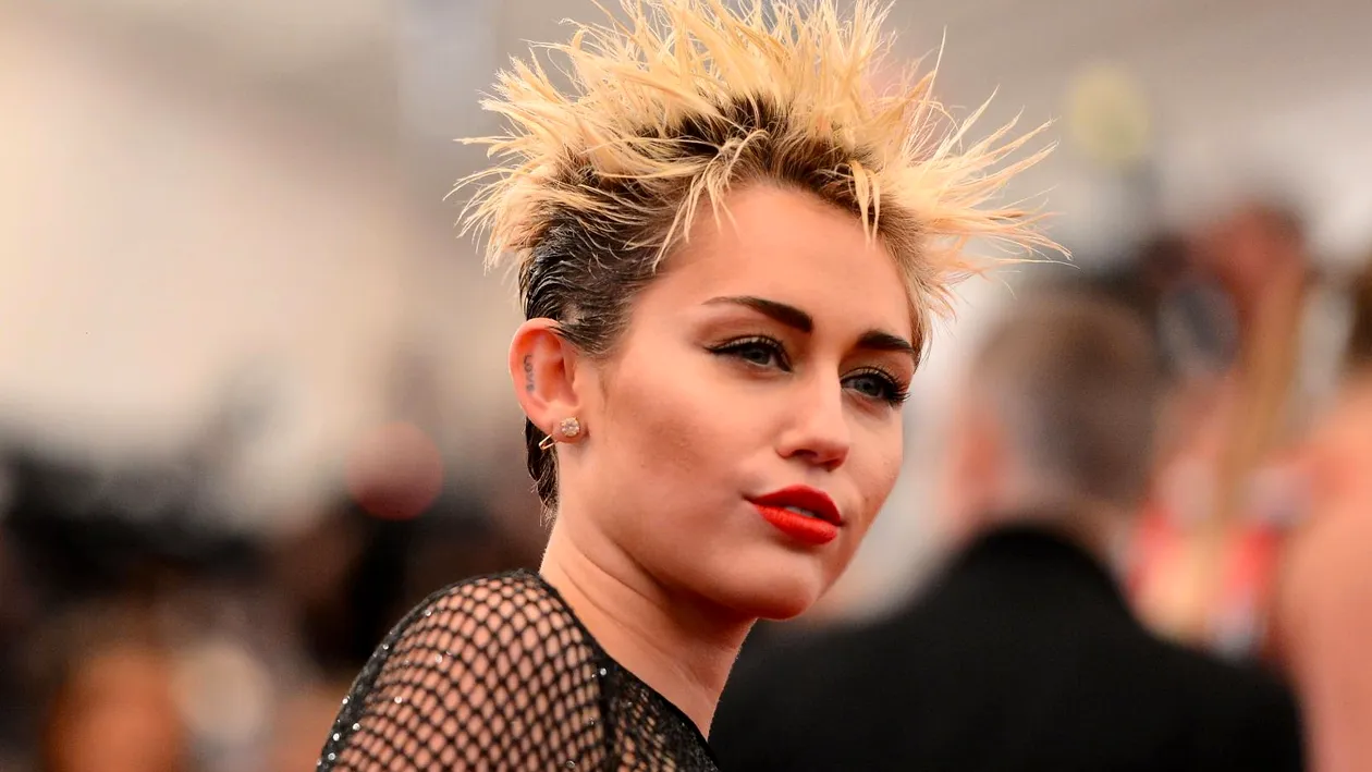 Miley Cyrus in cea mai obscena si grotesca fotografie! Pe cine a sarutat cu foc cantareata