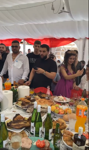 Imagini colosale! Tzancă Uraganu` cântă la o nuntă de minori! Mirele are 9 ani, mireasa, 17! S-a întâmplat la Strehaia