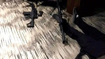 Imagini şocante cu tragătorul din Las Vegas, întins pe jos şi înconjurat de arme şi muniţie. Cum a acţionat  Stephen Paddock
