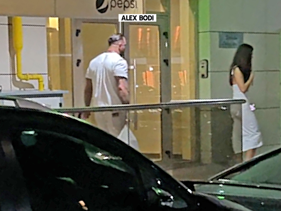 Alex Bodi și bruneta se îndreaptă spre hotel
