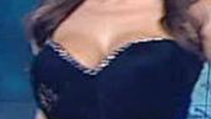 Nu o sa iti vina sa crezi cine vrea sa isi mareasca sanii! Crezi ca are nevoie de o astfel de interventie?