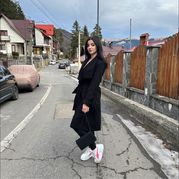 Ioana Pavăl a avut o copilărie grea/ Sursa foto: Facebook