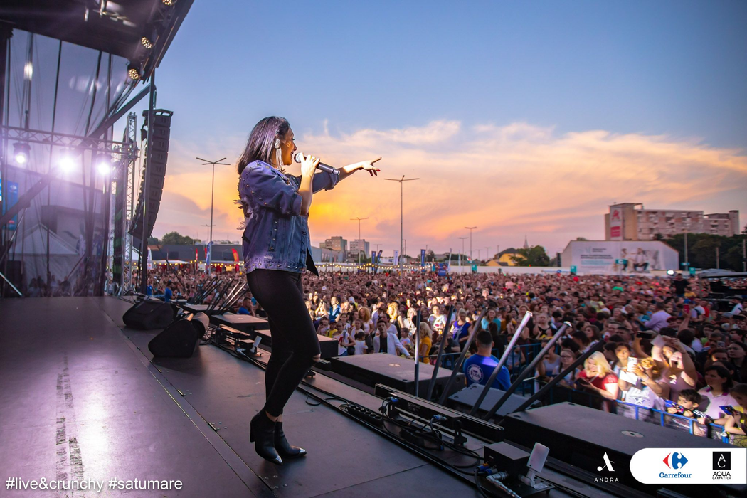 Andra Măruță s-a împlinit sau chiar e însărcinată?! Cum a apărut pe scenă la Satu Mare, în timpul ultimului concert