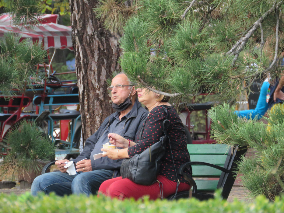 Ilie Șerbănescu și doamna lui au ieșit în parc, la o plimbare și o înghețată