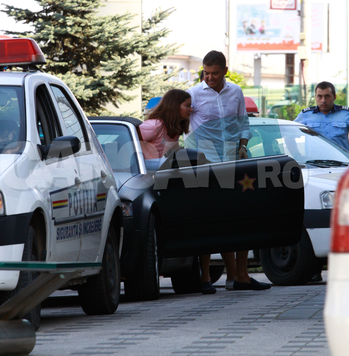 Imagini şocante filmate ieri, ora 16.00 în mijlocul Bucureştilor. Cristi Boureanu, reţinut în trafic după ce şi-a bătut fiica! Fata de 15 ani urla ca din gură de şarpe ca să fie salvată: ”Mă ia acasă, mă rupe-n bătaie!”
 Patru maşini de Poliţie şi o dubă de Jandarmi au intervenit ca s-o scape pe adolescentă, iar CANCAN.ro a filmat în exclusivitate operaţiunea de eliberare!