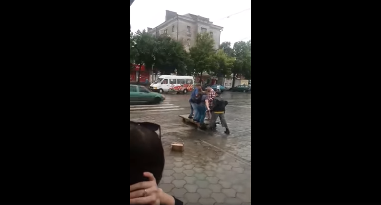 Ce idee genială de afaceri a avut un bucureștean. Trece oamenii strada inundată cu roaba. Câți lei cere pe drum