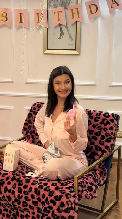 Erika Isac a împlinit 25 de ani și M.G.L. i-a făcut un super cadou de ziua ei! Ce a primit din partea invitațiilor la party