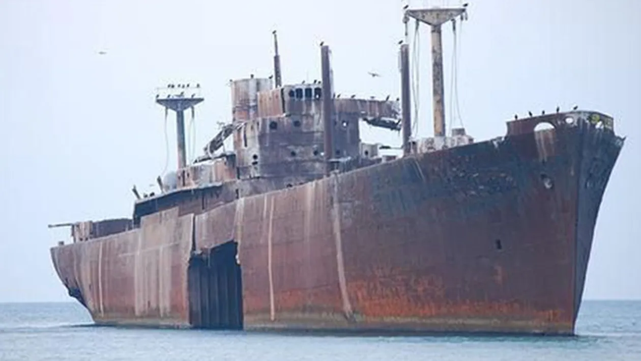 Nu o să-ţi vină să crezi ce au putut să facă aceşti tineri pe epava din Costineşti! Toată lumea a rămas uimită VIDEO INCREDIBIL