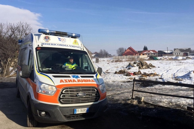 Această femeie grav bolnavă a fost ajutată de cadrele medicale din Italia să ajungă acasă la Oneşti ca să moară. Gestul a fost unul care a impresionat pe toată lumea