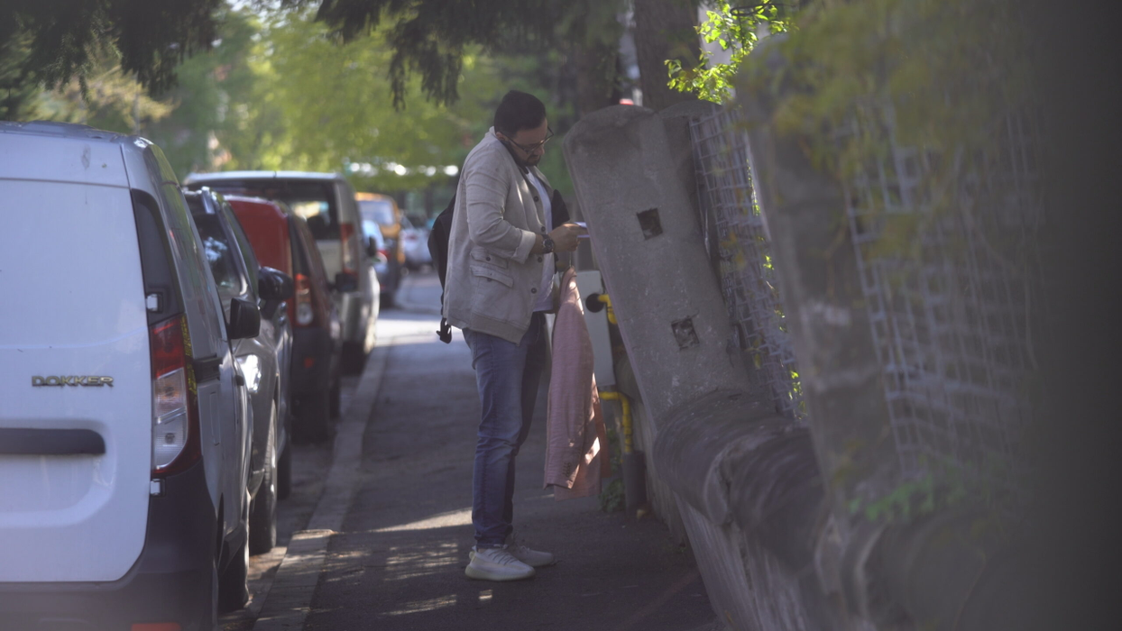 Cătălin Măruță verifică, din mers, cutia poștală (Foto: CANCAN.RO)